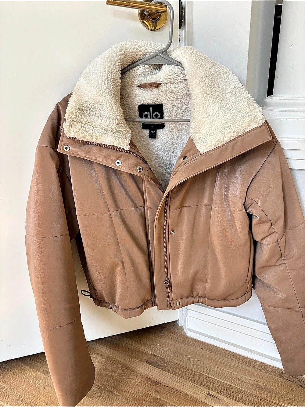 alo Orion Women's Faux Shearling Collar Puffer in Beige Like New